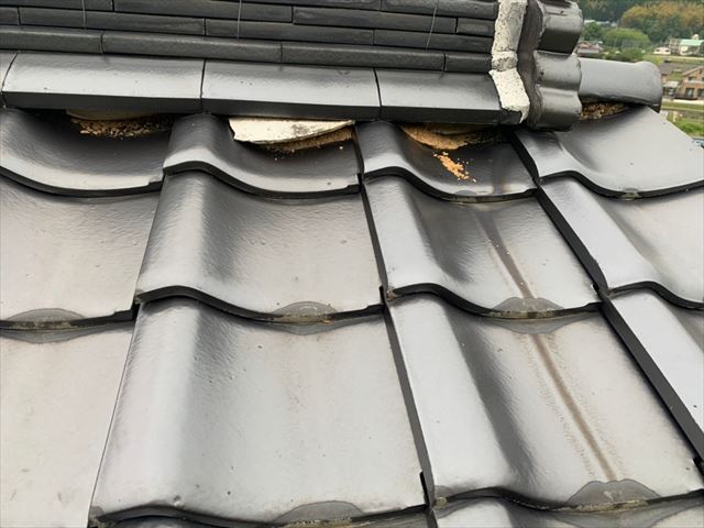 瓦屋根の漆喰の剥がれ